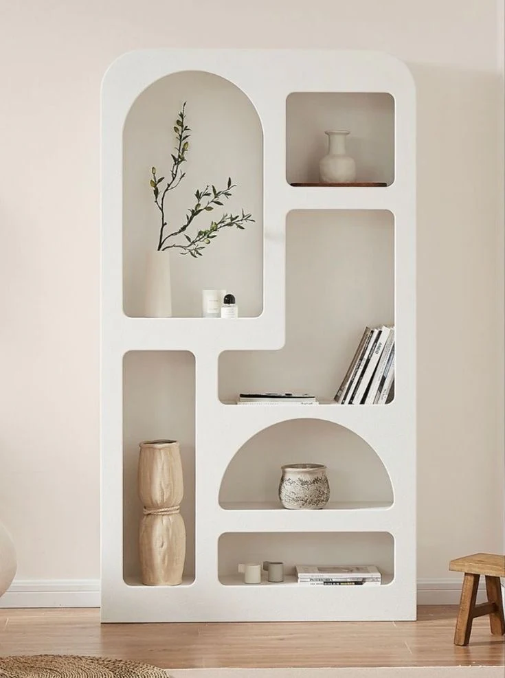 Détail des compartiments géométriques de l'étagère design en MDF blanc