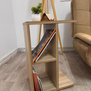 Table d’appoint en MDF finition bois, parfaite pour le salon ou la chambre. Avec ses compartiments de rangement pratiques, elle allie élégance et fonctionnalité.