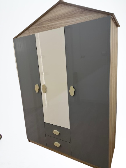 armoire pour enfant en bois avec un design ludique en forme de maison. 3 portes, 2 tiroirs, poignées nuage et grand espace de rangement